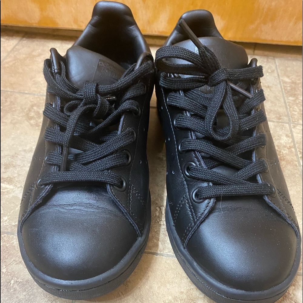 Black Stan smiths